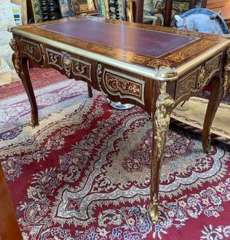 Prostorový psací stůl v bronzové montáži Prostorový psací stůl v bronzové montáži